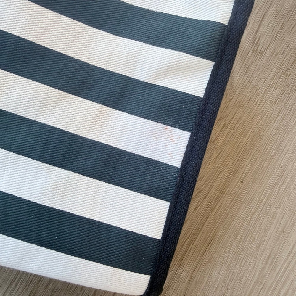 Disney Store Cabin Class Minnie Mouse 1928 Striped Cosmetic Bag Navy White NWT - Picture 4 of 6
